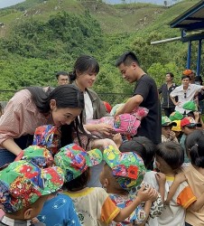 Hoa hậu Thùy Tiên và team châu Phi cùng hành trình mang điện đến vùng cao
