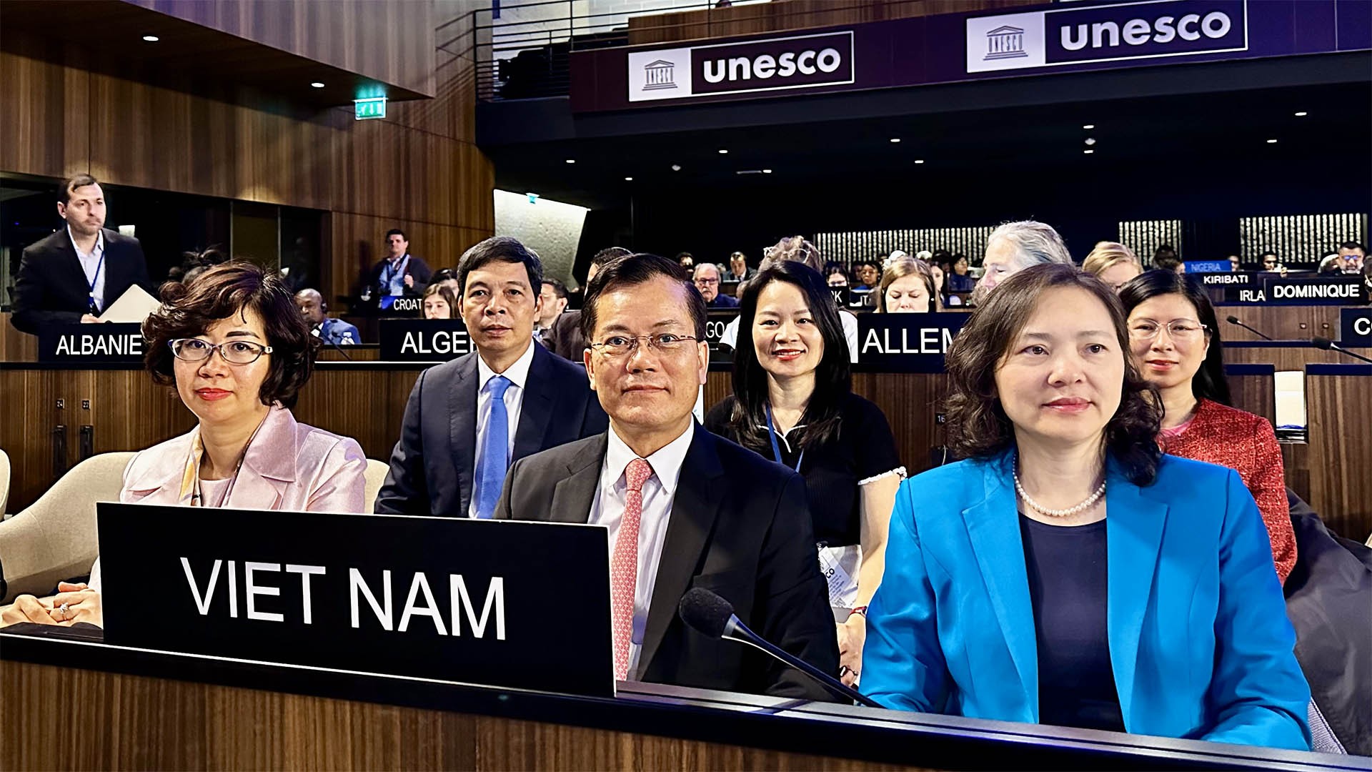 Thứ trưởng Ngoại giao Hà Kim Ngọc, Chủ tịch Ủy ban quốc gia UNESCO Việt Nam, dẫn đầu đoàn Việt Nam tham dự họp.