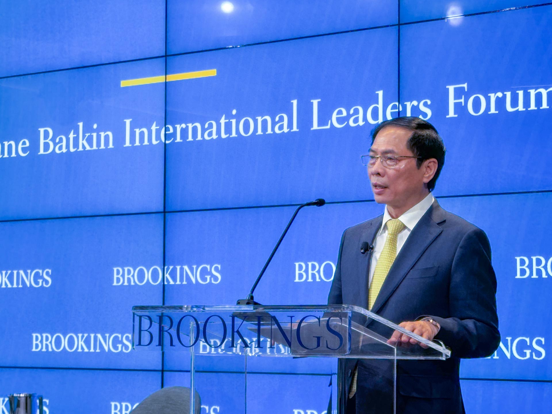 Minister of Foreign Affairs Bui Thanh Son gave an important speech and answered many questions from the audience during a working session at the Brookings Institution, March 26, 2024..