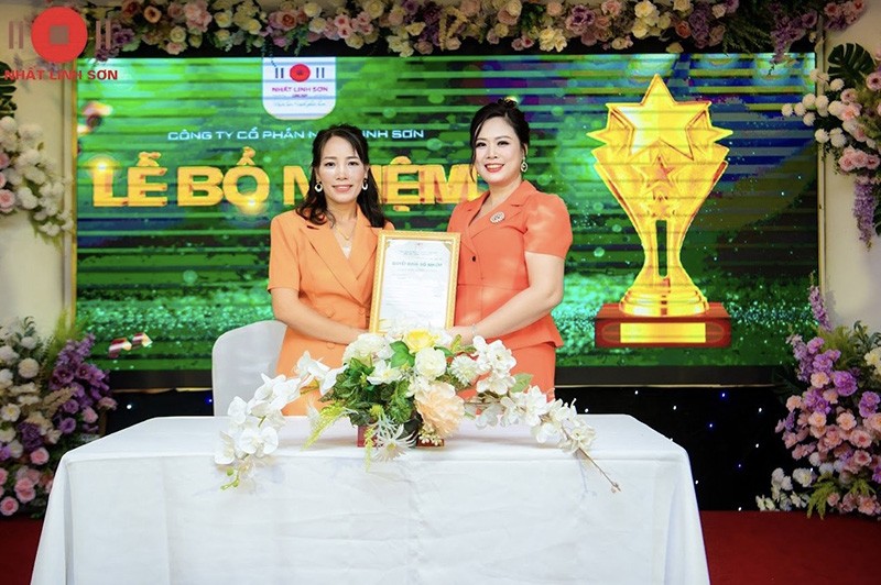 Doanh nhân Thoa Chu (bên phải) trao Quyết định bổ nhiệm Giám đốc kinh doanh.