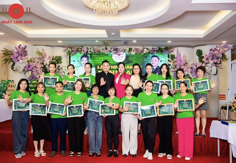 Lãnh đạo Công ty Nhất Linh Sơn trao bằng chứng nhận cho các học viên xuất sắc tại khoa học.
