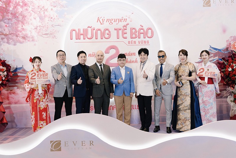 Các lãnh đạo cấp cao của tập đoàn Ever Nhật Bản, Ever Việt Nam, các bác sĩ cấp cao cùng đông đảo khách hàng tham dự lễ kỷ niệm.