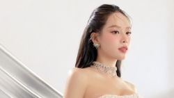 Hoa hậu Thanh Thủy khoe nhan sắc trong trẻo cùng đường cong quyến rũ trong BST váy cưới