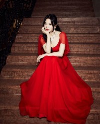 Song Hye Kyo diện đầm đỏ kết hợp trang sức cao cấp dự sự kiện tại Italy