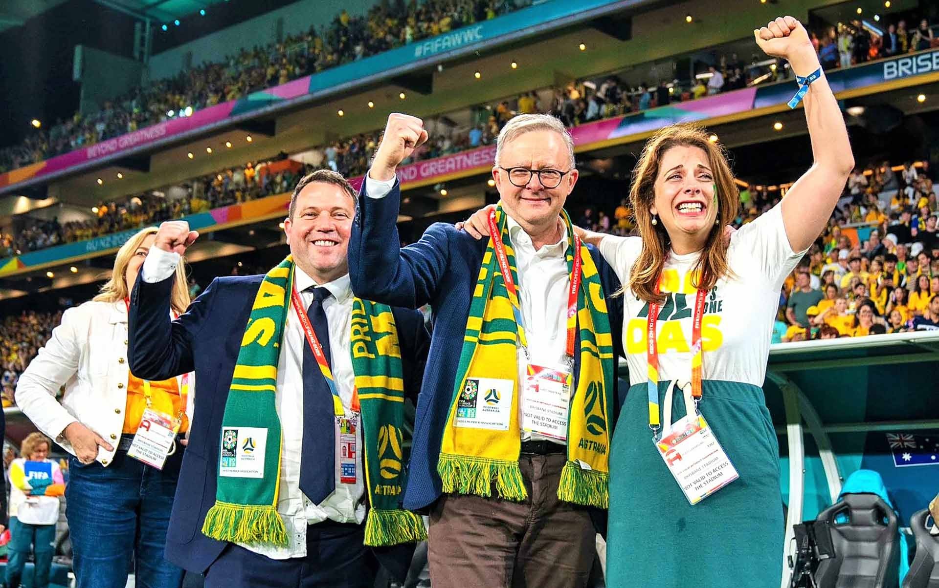 Thủ tướng Australia Anthony Albanese (giữa) và Bộ trưởng Thể thao Anika Wells (phải) ăn mừng trước chiến thắng của đội tuyển nữ Australia trong trận đấu bóng đá nữ với đội tuyển Pháp tại World Cup 2023 diễn ra ở Sydney. (Nguồn:Anthony Albanese/Twitter)