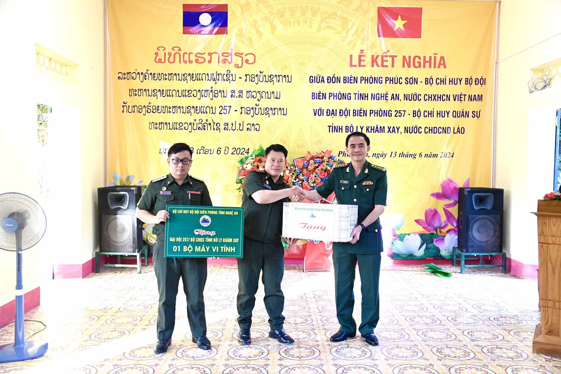 Bộ chỉ huy Bộ đội biên phòng Nghệ An tặng quà lưu niệm và trang thiết bị phục vụ công tác cho Đại đội Biên phòng 257, Bộ chỉ huy Quân sự tỉnh Bolikhamsai, Lào. (Ảnh: Lê Thạch)