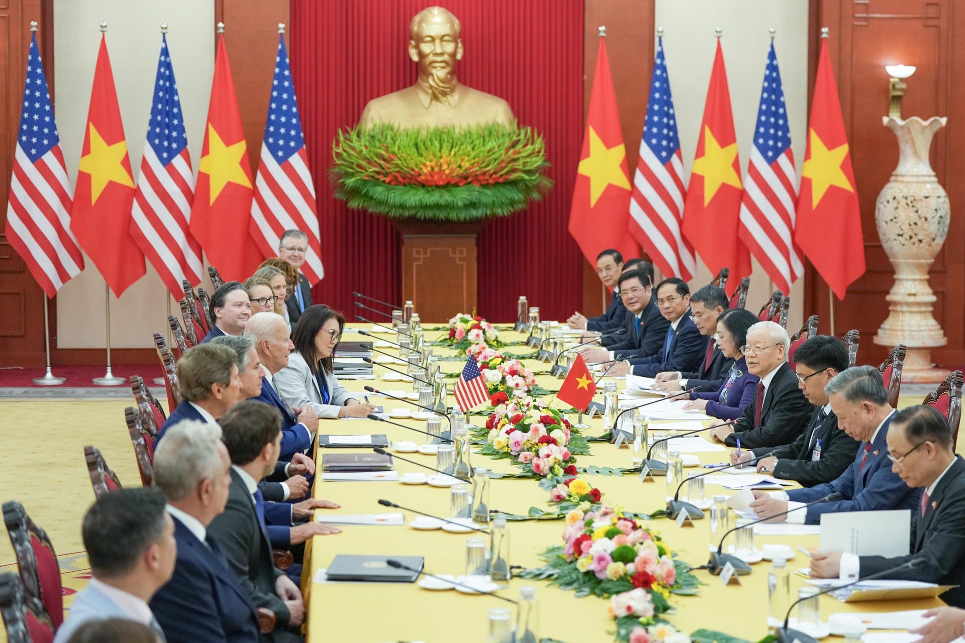 Tổng Bí thư Nguyễn Phú Trọng dẫn đầu Đoàn đại biểu cấp cao Việt Nam và Tổng thống Hoa Kỳ Joe Biden dẫn đầu Đoàn đại biểu cấp cao Hoa Kỳ tiến hành hội đàm, tại Trụ sở Trung ương Đảng