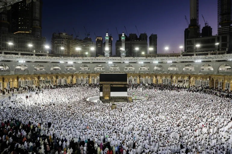 Bất chấp nắng nóng khắc nghiệt, hơn 1 triệu tín đồ Hồi giáo đến thánh địa Mecca cho lễ hành hương Hajj