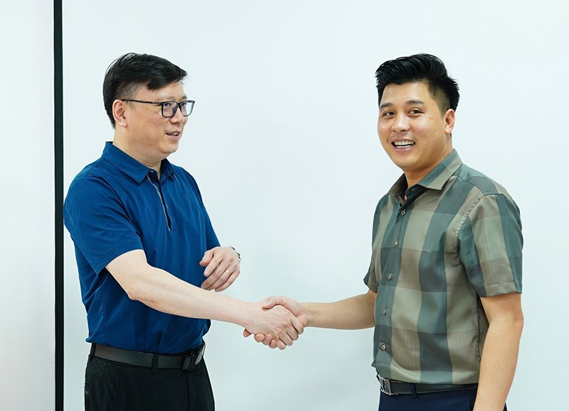 Giám đốc Trung tâm Hà Trọng Nhân (bên phải) và  Chủ tịch BAViK Đào Tuấn Hùng.