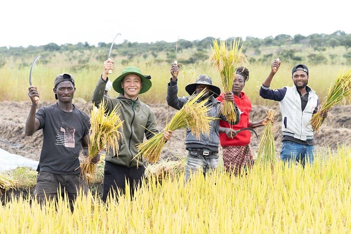 Quang Linh Vlogs và nhóm châu Phi: Gieo mùa vàng ở Angola