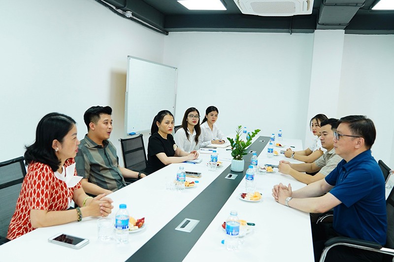 Hai bên trao đổi công việc hợp tác tại trung tâm Dịch vụ - Tư vấn Tri thức và Doanh nhân là người Việt Nam ở nước ngoài.