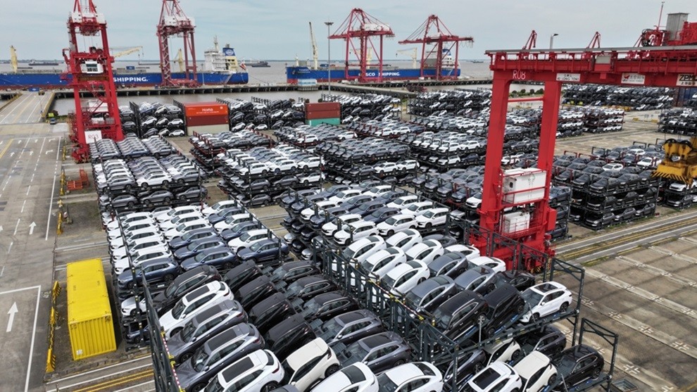Xe điện chuẩn bị xuất khẩu tại Cảng quốc tế Taicang ở Tô Châu, Giang Tô ngày 9/5. Ảnh: Reuters