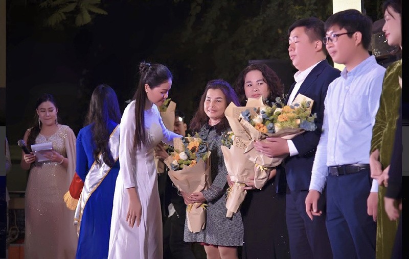 Cindy Hạnh Chu tặng hoa cho các đơn vị tham gia đồng hành.