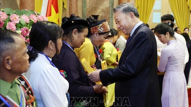 President To Lam lauds outstanding ethnic community representatives from border, sea, island areas