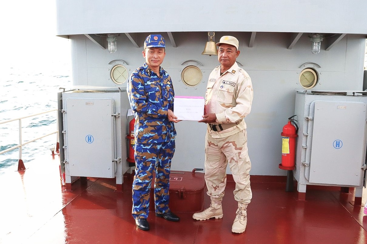 Chỉ huy tàu Hải quân Việt Nam tặng quà chỉ huy tàu Hải quân Hoàng gia Campuchia. (Ảnh: Định Dũng)