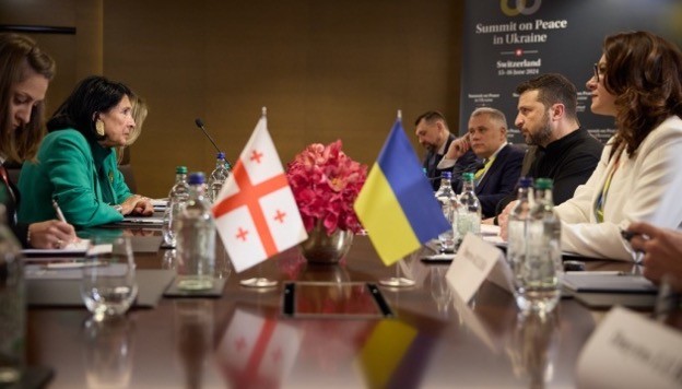 Bên lề phiên khai mạc Hội nghị thượng đỉnh hòa bình, Tổng thống Ukraine Volodymyr Zelensky gặp người đồng cấp Gruzia Salome Zourabichvili. (Nguồn: Ukrinform)