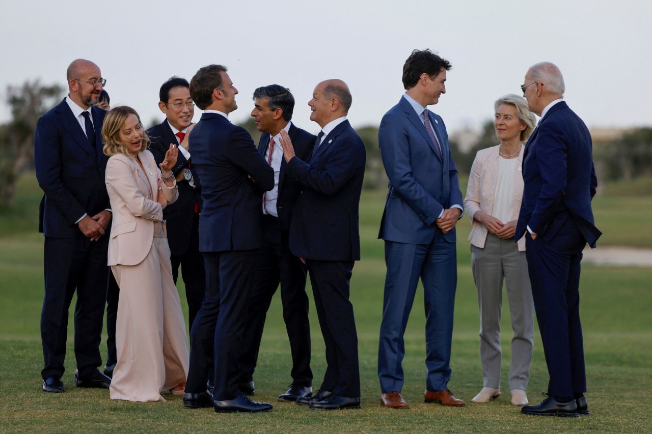 Các nhà lãnh đạo G7 tại lễ chào cờ trong ngày đầu tiên của hội nghị thượng đỉnh G7, ở Savelletri, Italy, ngày 13/6/2024. (Nguồn: Reuters)