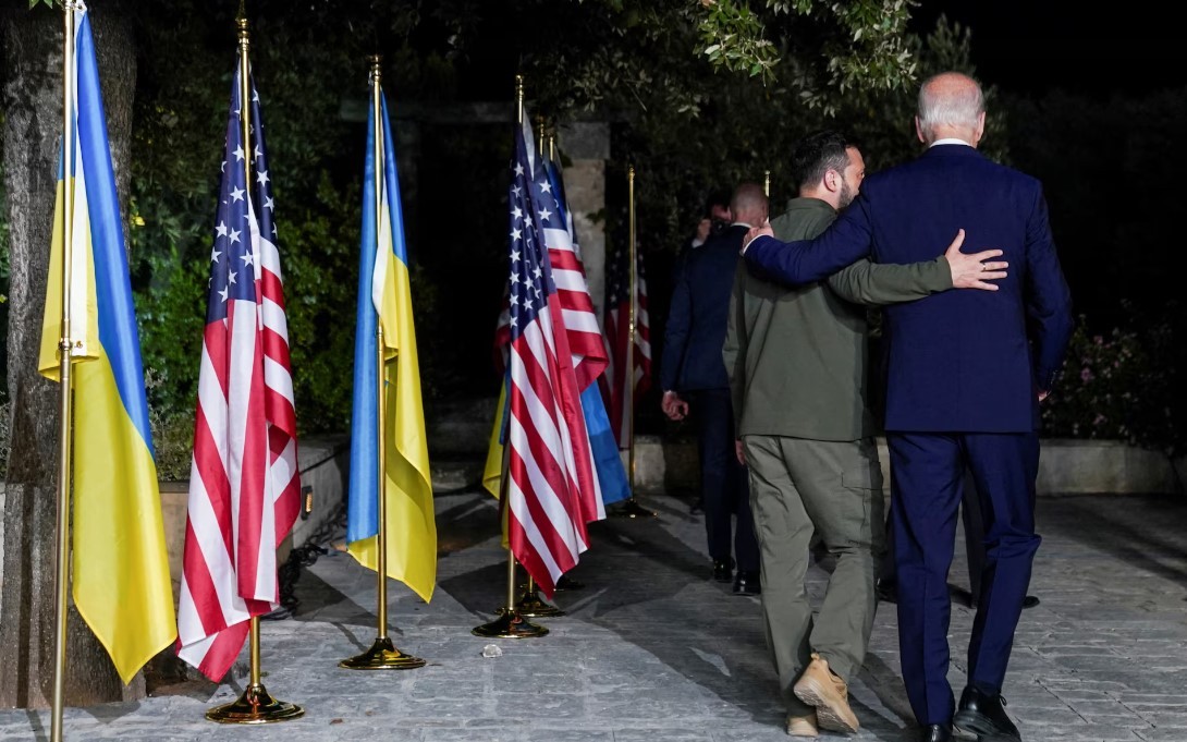 Tổng thống Mỹ Joe Biden và Tổng thống Ukraine Volodymyr Zelenskiy đi bộ sau cuộc gặp song phương bên lề hội nghị thượng đỉnh G7, tại Fasano, Italy, ngày 13/6/2024. (Nguồn: Reuters