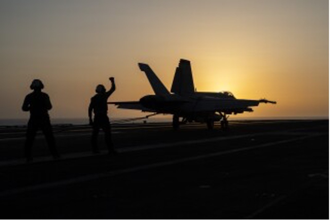 Một máy bay chiến đấu đáp xuống tàu USS Dwight D. Eisenhower, còn được gọi là “IKE,” ở Biển Đỏ vào thứ Ba, ngày 11 tháng 6 năm 2024. Chiến dịch do Mỹ dẫn đầu chống lại phiến quân Houthi do Iran hậu thuẫn đã trở thành vùng biển dữ dội nhất trận chiến mà Hải quân phải đối mặt kể từ Thế chiến thứ hai. Đó là những gì các nhà lãnh đạo và chuyên gia của nước này nói với Associated Press, nơi các nhà báo của họ đã đến thăm các tàu Mỹ ngoài khơi Yemen trong những ngày gần đây. (Ảnh AP/Bernat Armangue)