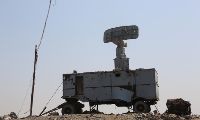 Một chiếc xe bị phá hủy mang ăng-ten radar được chụp ở thành phố cảng Hodeidah của Yemen hôm thứ Năm sau một cuộc tấn công tên lửa trả đũa của Hải quân Hoa Kỳ. (AFP)