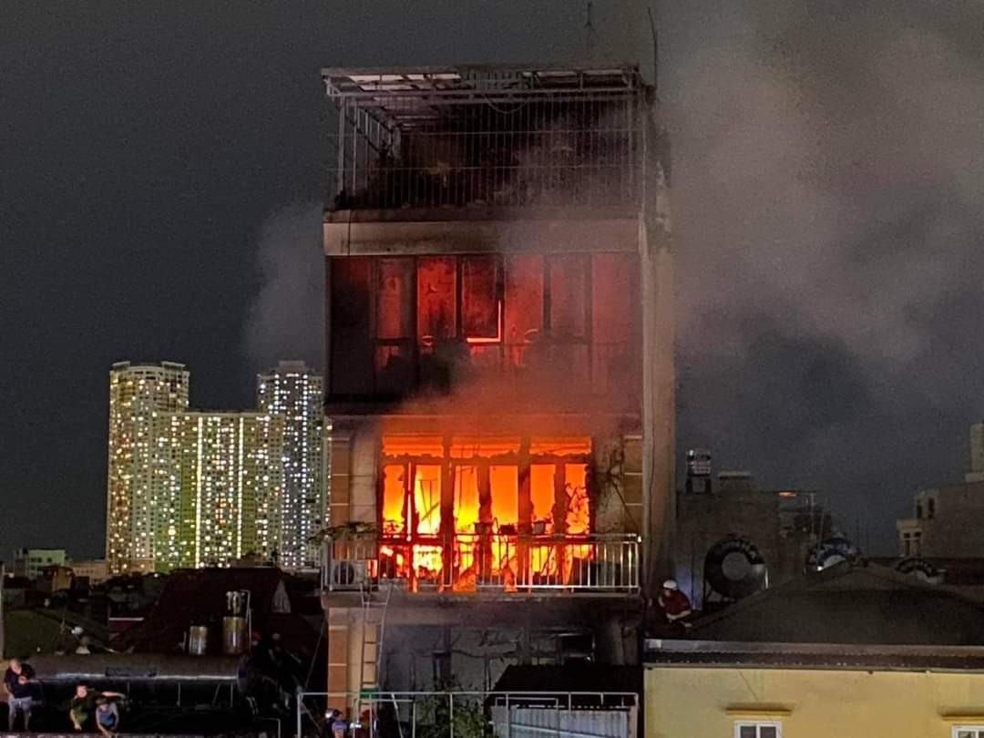 Hà Nội: Cháy lớn tại ngôi nhà 6 tầng ở Hoàng Mai