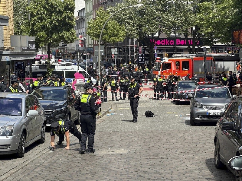 Bất ổn an ninh mùa EURO 2024: Cảnh sát Đức khống chế đối tượng dùng bom xăng gây rối, tấn công mạng truyền hình Ba Lan. (Nguồn: AP)