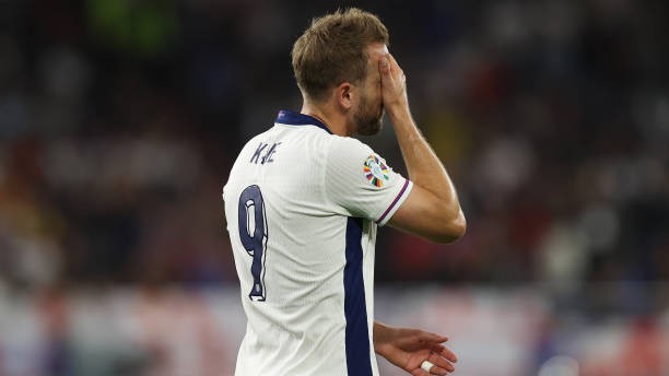 Tiền đạo Harry Kane đi vào lịch sử trong ngày chạm mốc tệ hiếm thấy