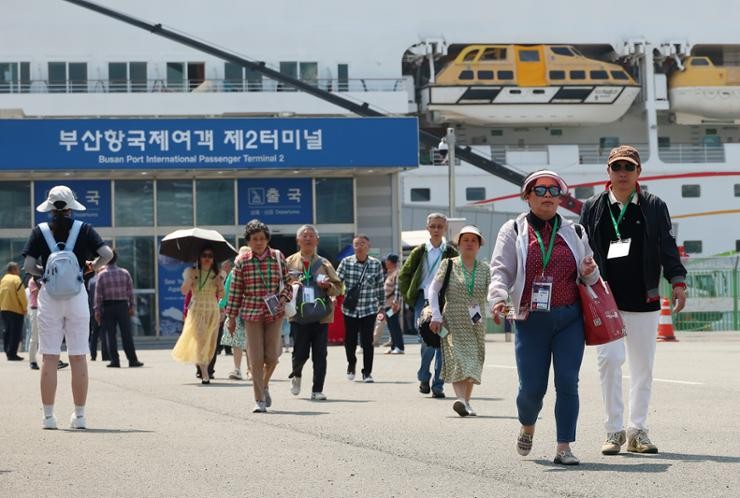 Chinese tourists enter Busan aboard the Blue Dream Melody cruise ship, June 12. Yonhap