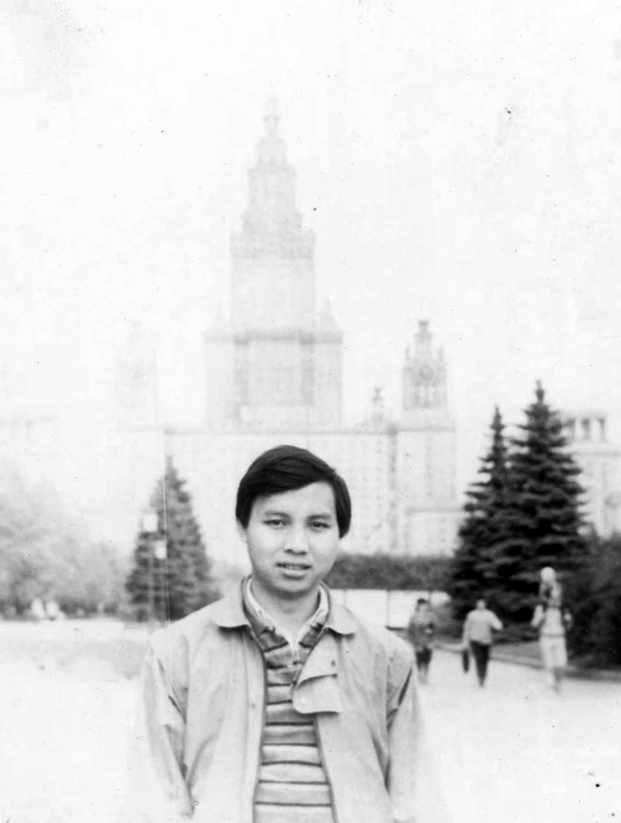 Đại sứ Ngô Đức Mạnh thời sinh viên, trước tượng đài Lomonoxop ở trường Đại học Quốc gia Moscow (MGU).