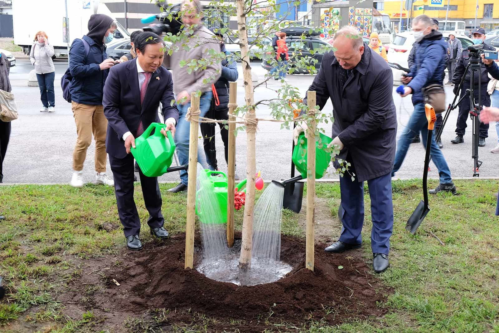 Đại sứ Ngô Đức Mạnh cùng ông Nhikolai Bondarenco, Phó Thống đốc Saint Petersburg trồng cây bạch dương lưu niệm sau buổi lễ đặt phiến đá.