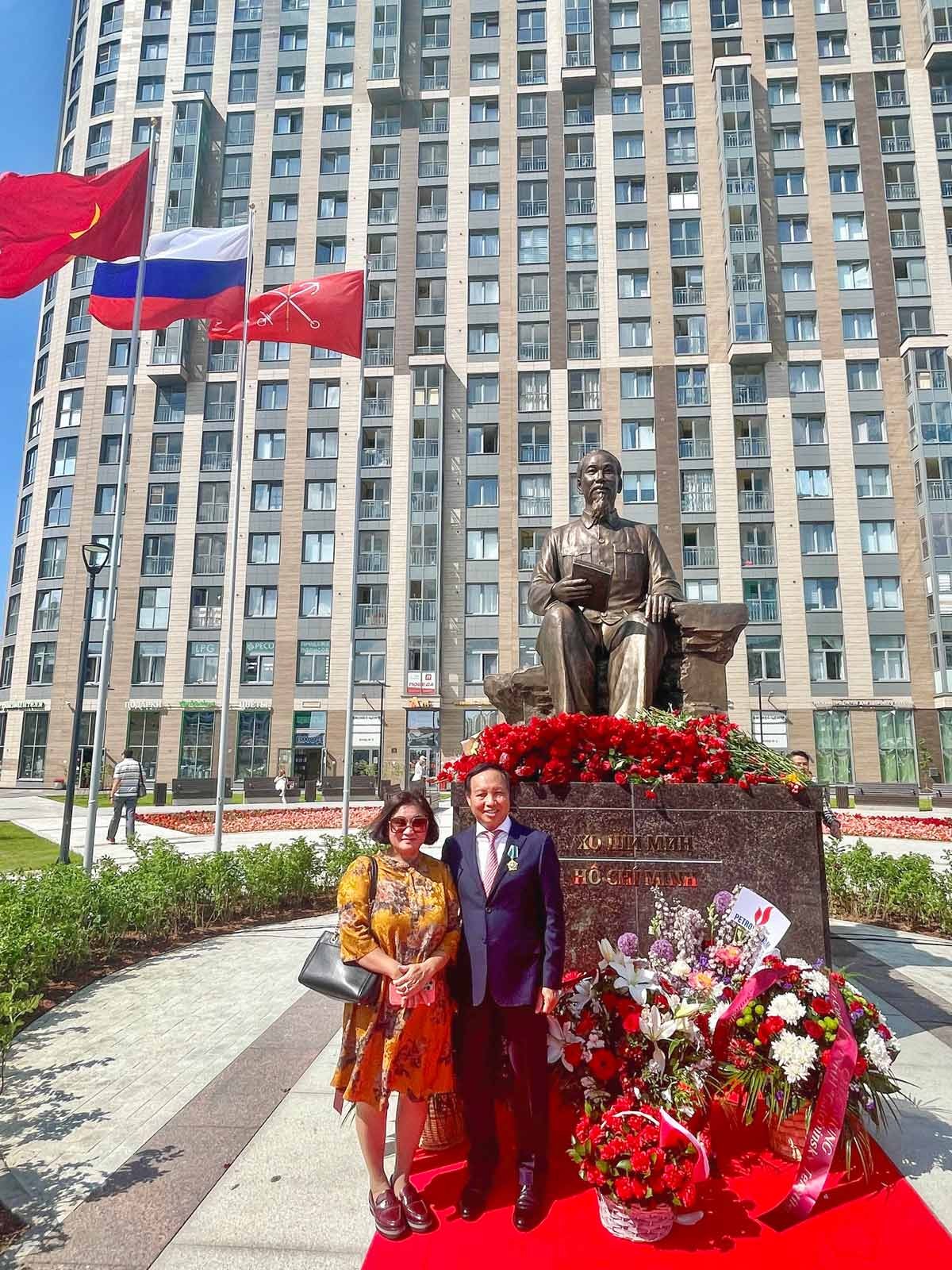 Đại sứ Ngô Đức Mạnh và Phu nhân bên tượng đài Bác Hồ tại Lễ khánh thành tượng đài Bác Hồ ngày 30/6/2023.