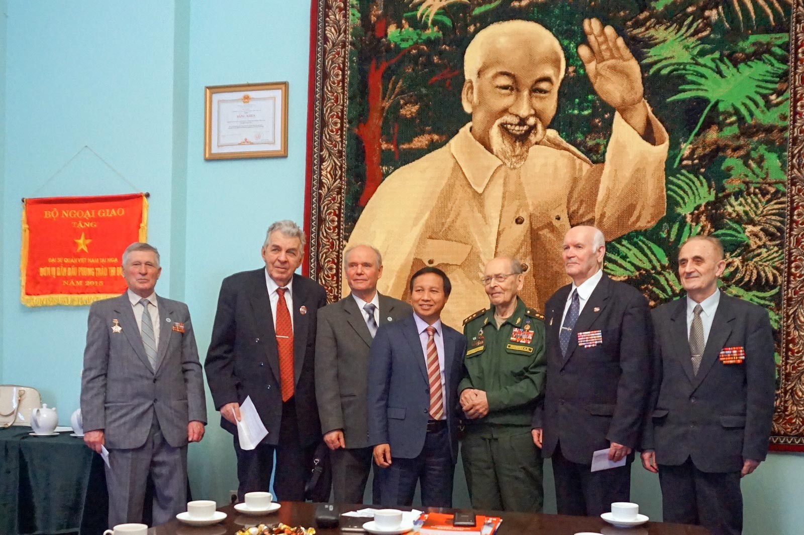Đại sứ Ngô Đức Mạnh tiếp đoàn các cựu chiến binh Nga đã từng công tác ở Việt Nam tháng 1/2018.