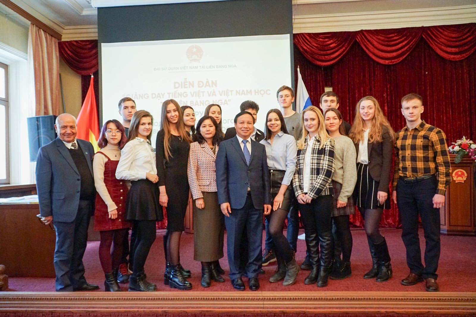 Đại sứ Ngô Đức Mạnh với các sinh viên Nga học tiếng Việt tại Diễn đàn tiếng Việt 2019.