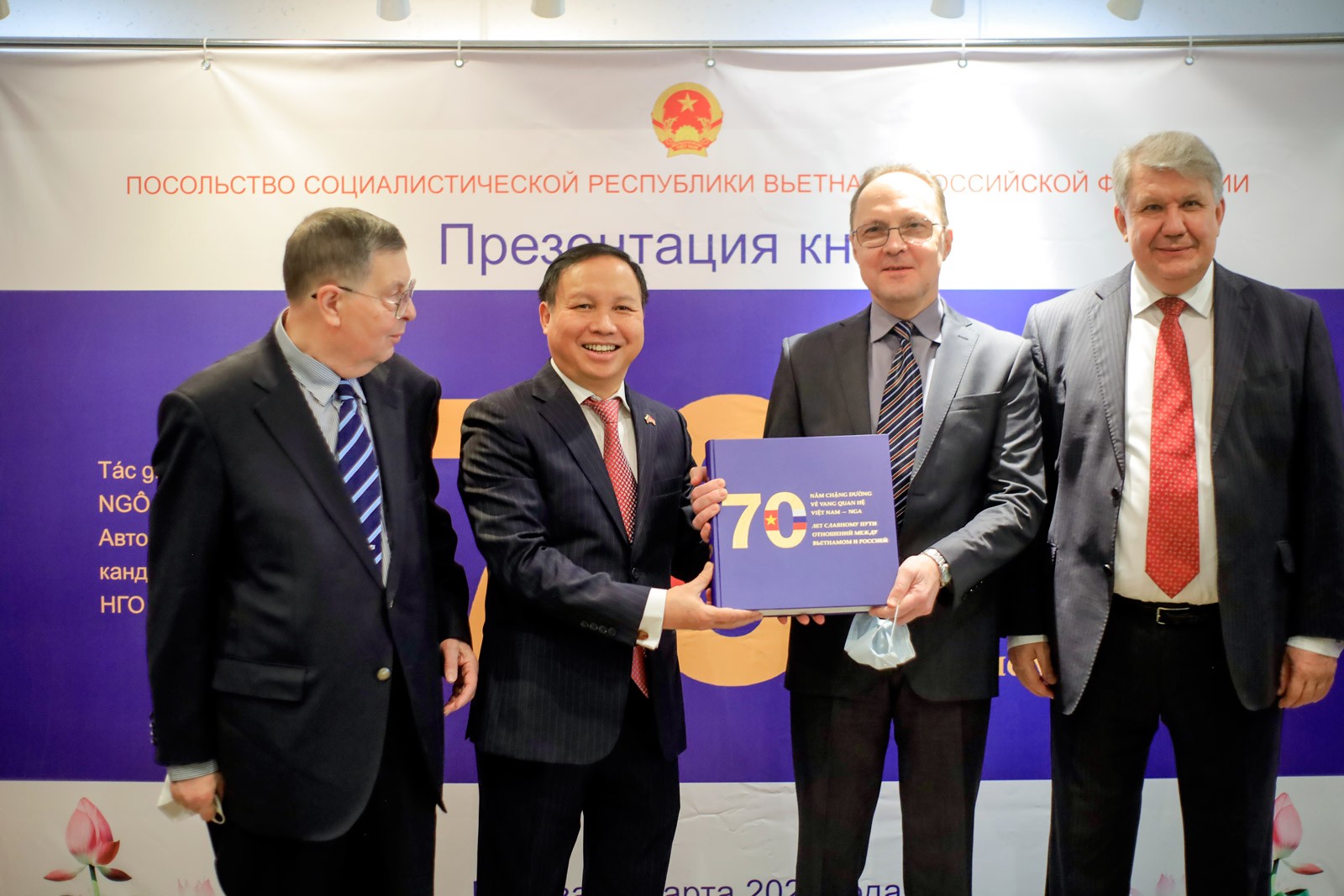 Đại sứ Ngô Đức Mạnh tặng sách song ngữ Việt-Nga cho Đại sứ Nga tại Việt Nam Bezdetco và các Đại sứ Nga.