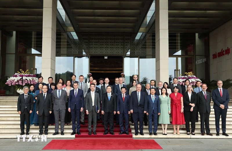 Chủ tịch Quốc hội Trần Thanh Mẫn với Đại sứ EU và các Đại sứ, Đại biện các nước thành viên EU tại Việt Nam. (Nguồn: TTXVN)