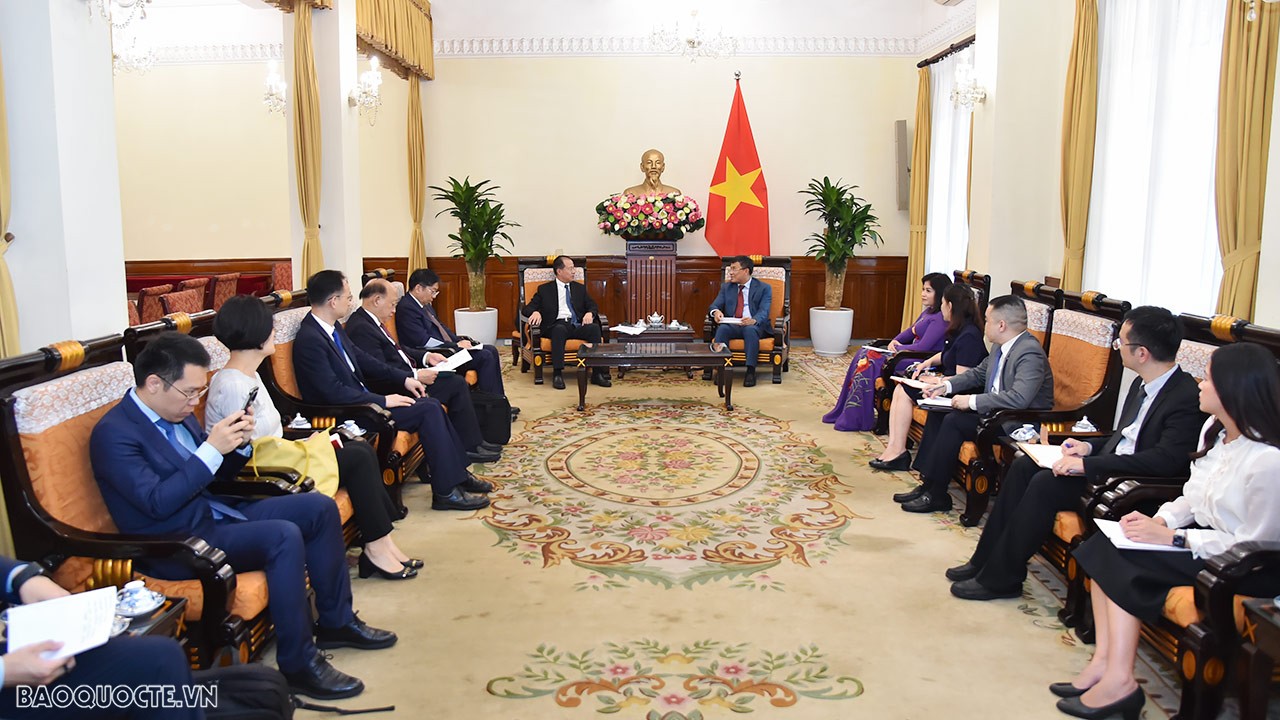 Thứ trưởng Thường trực Bộ Ngoại giao Nguyễn Minh Vũ tiếp Phó Chủ nhiệm Ủy ban Đối ngoại Nhân đại toàn quốc Trung Quốc