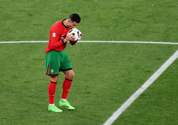 Cristiano Ronaldo lập kỷ lục khó xô đổ ở EURO