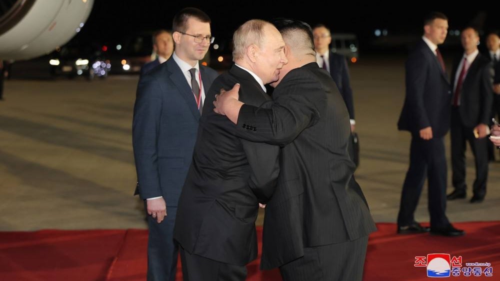 Tổng thống Putin và Chủ tịch Kim Jong Un 'cạnh tranh' sự lịch lãm ở sân bay Bình Nhưỡng