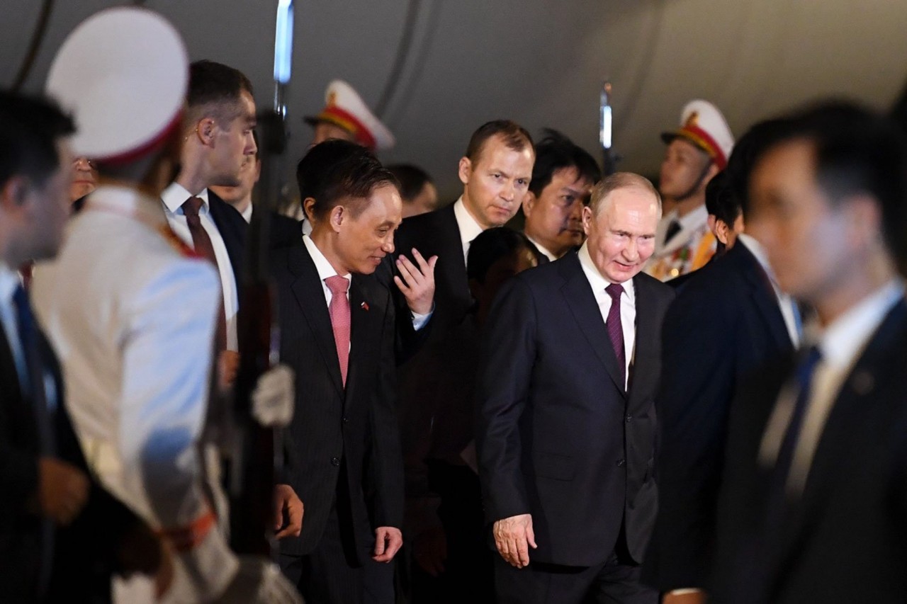 President Vladimir Putin arrives Hanoi, starting state visit to Vietnam