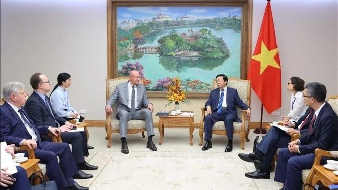 Deputy PM Tran Hong Ha meets with Russian counterpart Dmitry Chernyshenko