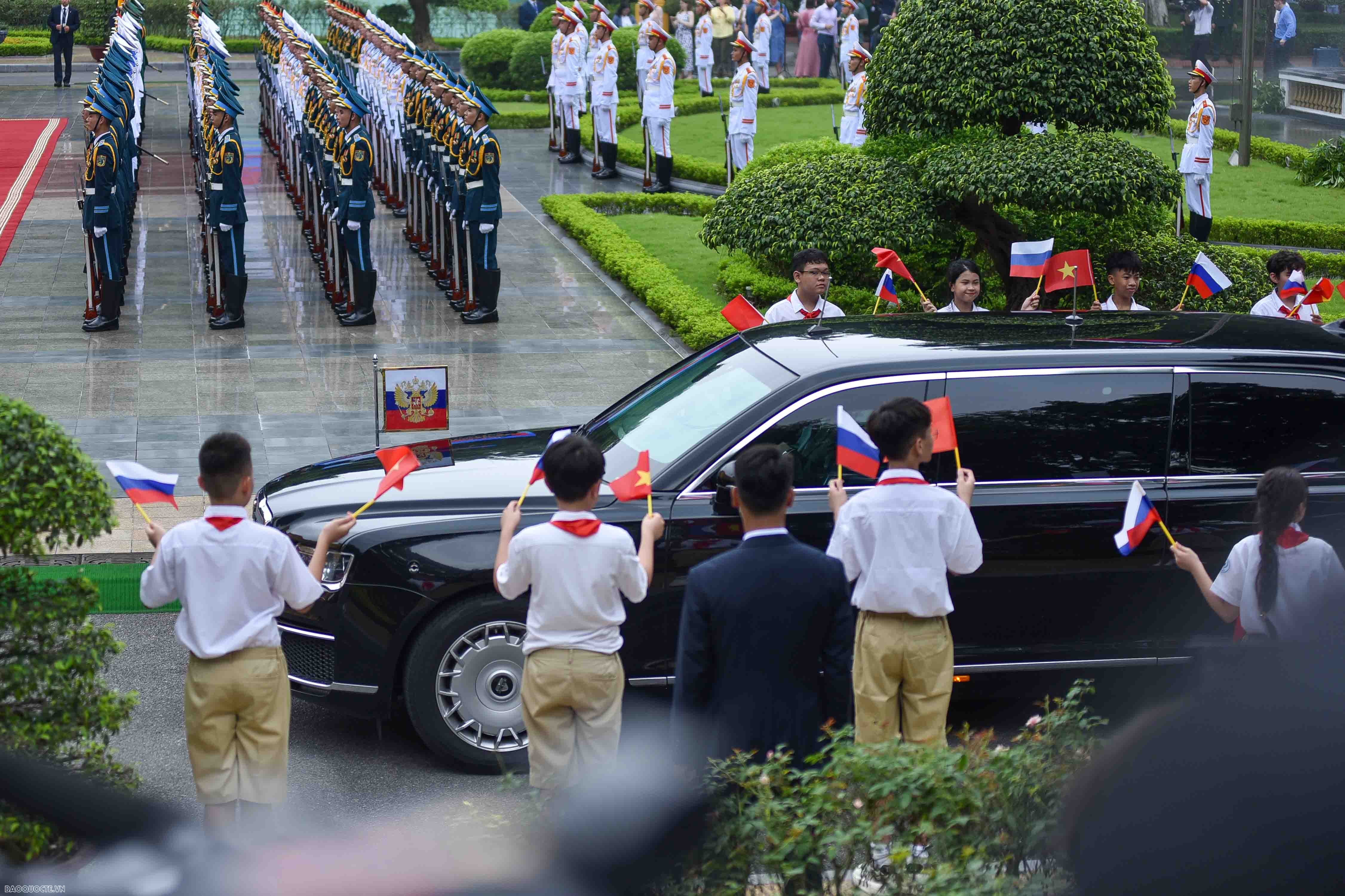 Welcome ceremony with grand cannon salut held for Russian President Vladimir Putin