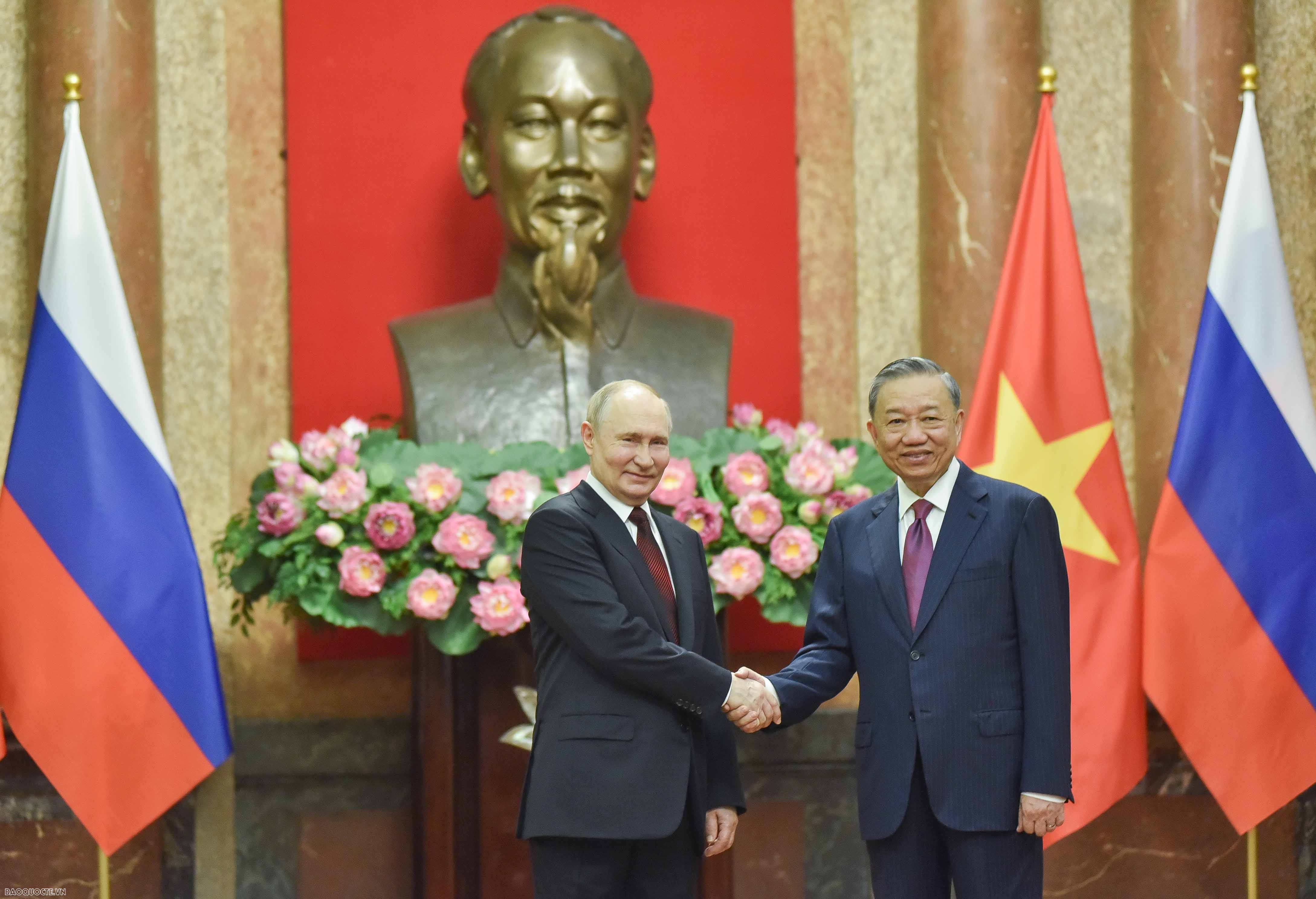 Welcome ceremony with grand cannon salut held for Russian President Vladimir Putin