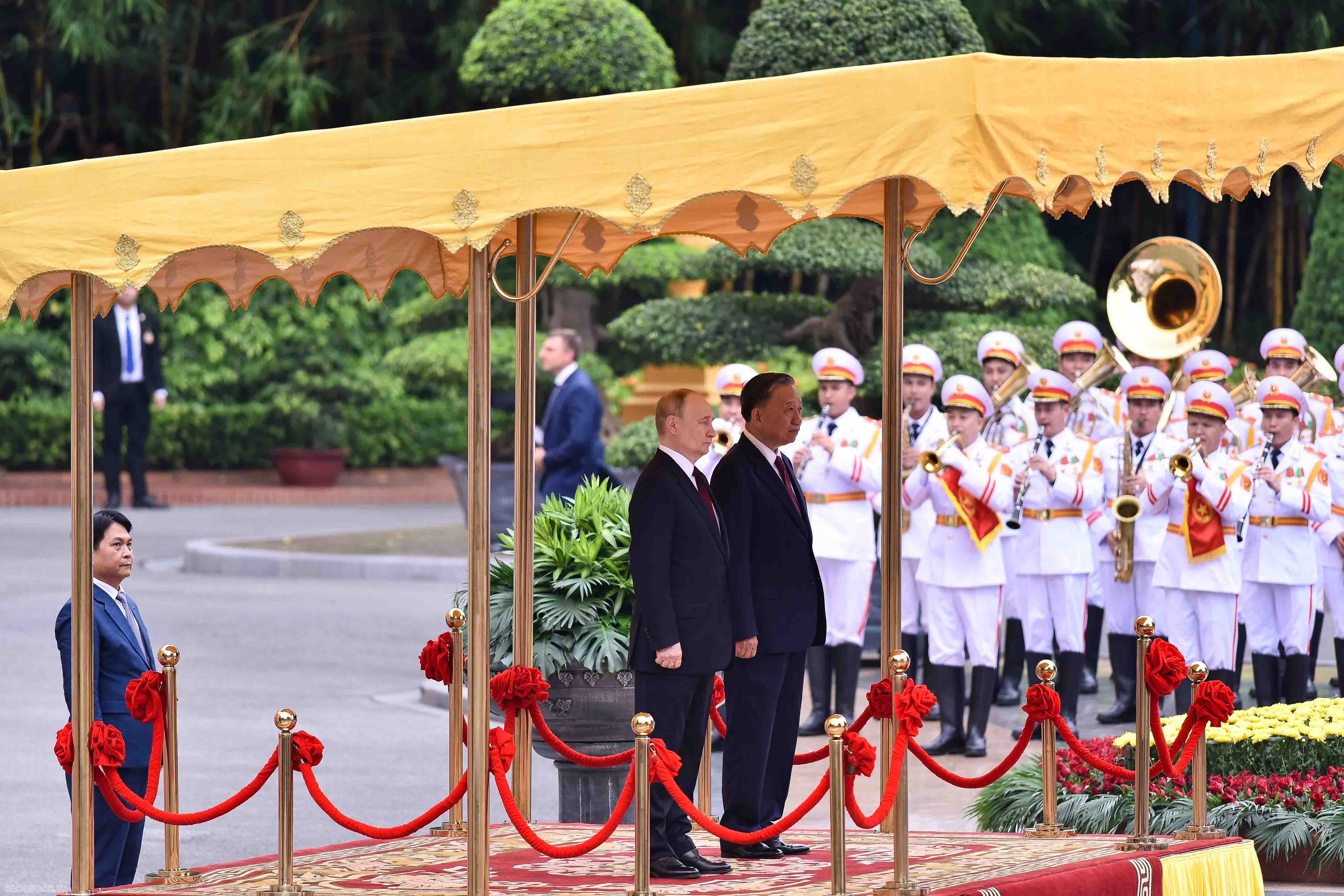 Welcome ceremony with grand cannon salut held for Russian President ...