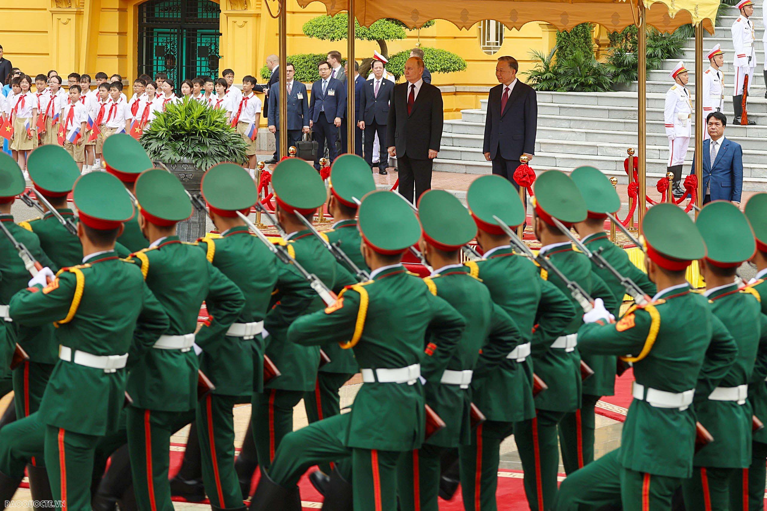 Welcome ceremony with grand cannon salut held for Russian President Vladimir Putin