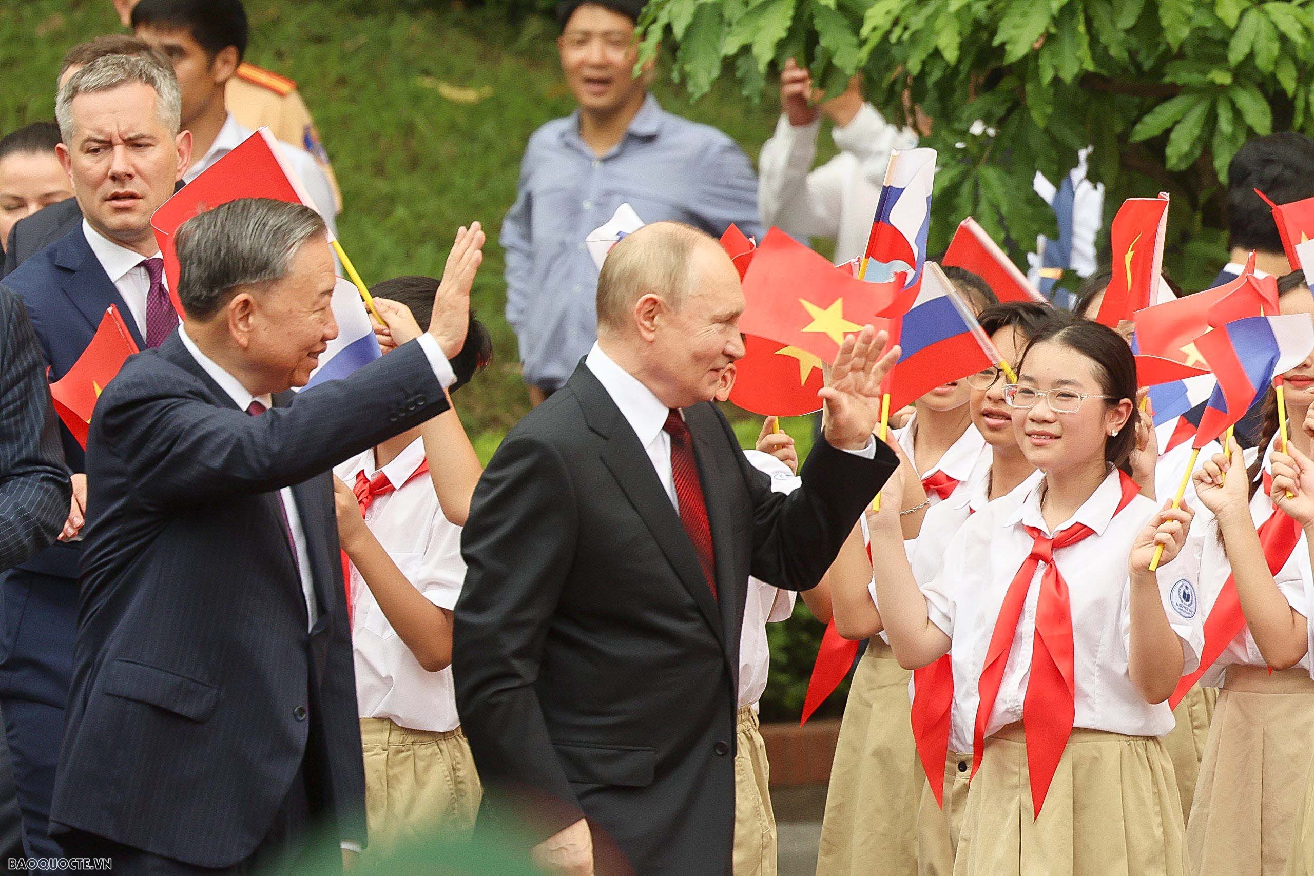 Welcome ceremony with grand cannon salut held for Russian President Vladimir Putin