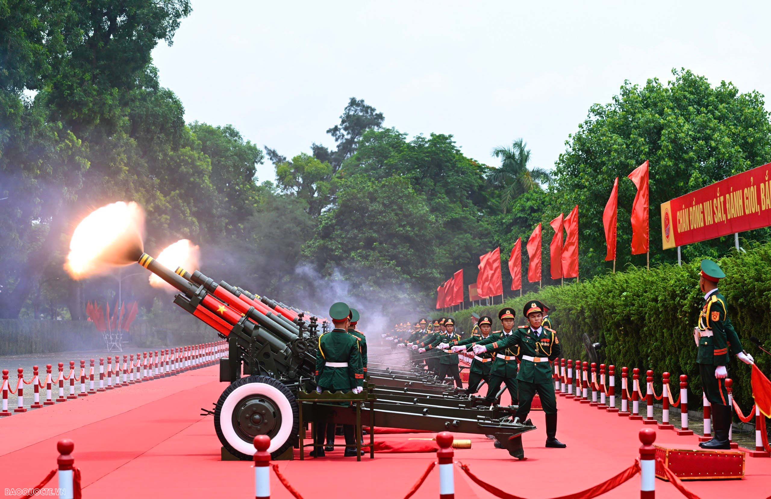 Welcome ceremony with grand cannon salut held for Russian President Vladimir Putin