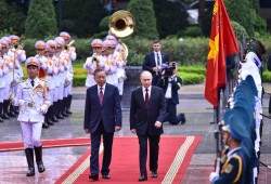 Đại bác rền vang chào đón Tổng thống Nga Vladimir Putin thăm cấp Nhà nước tới Việt Nam