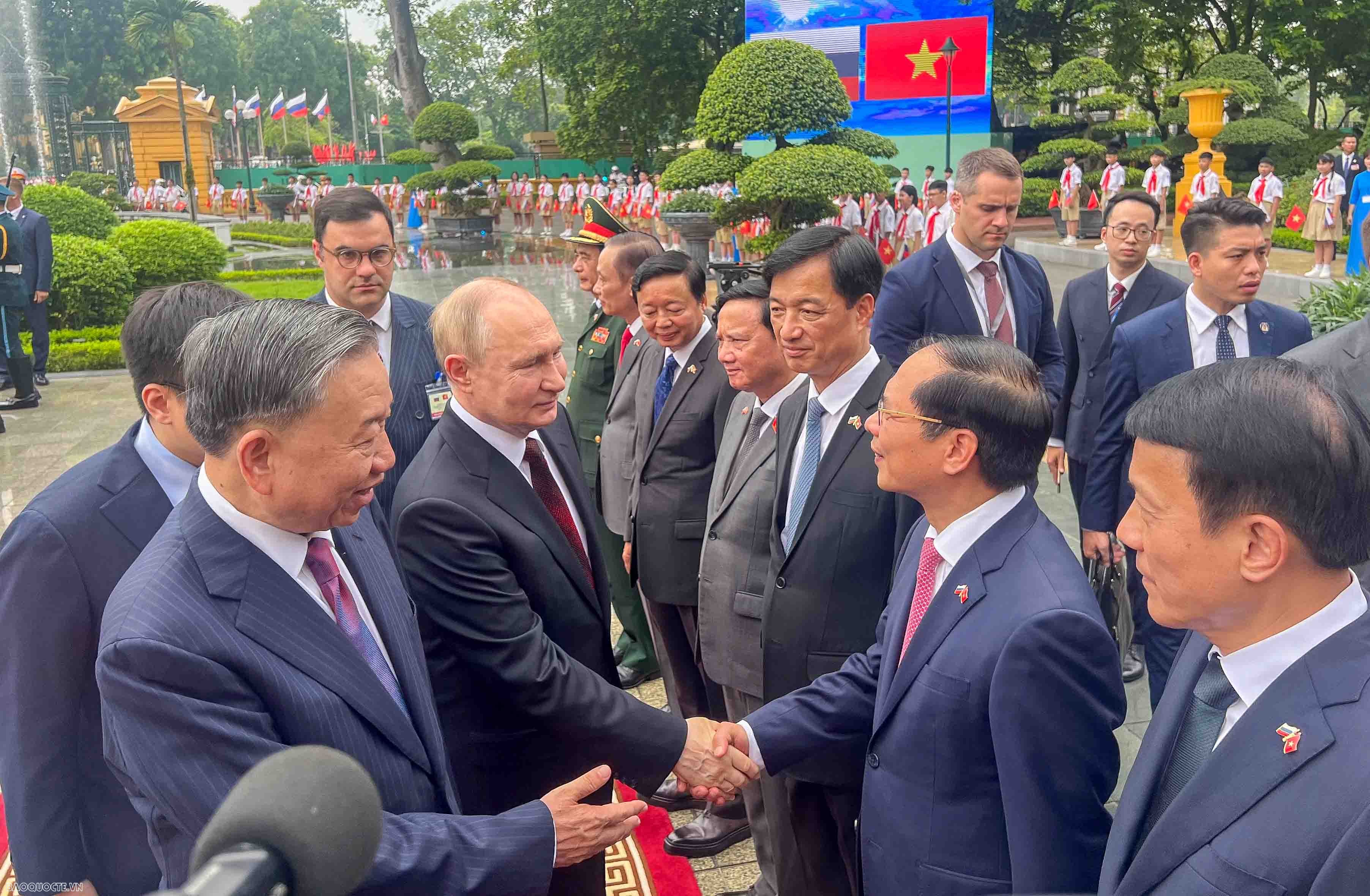 Đại bác rền vang chào đón Tổng thống Nga Vladimir Putin thăm cấp Nhà nước tới Việt Nam