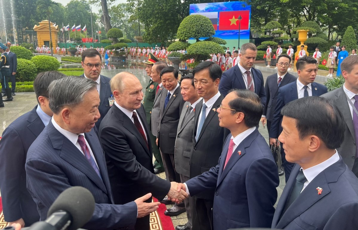 Welcome ceremony with grand cannon salut held for Russian President Vladimir Putin