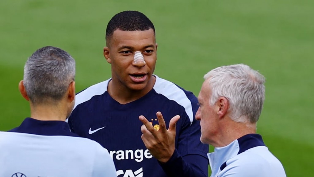 Mbappe băng bó vết thương mũi trở lại tập luyện cùng đội tuyển Pháp